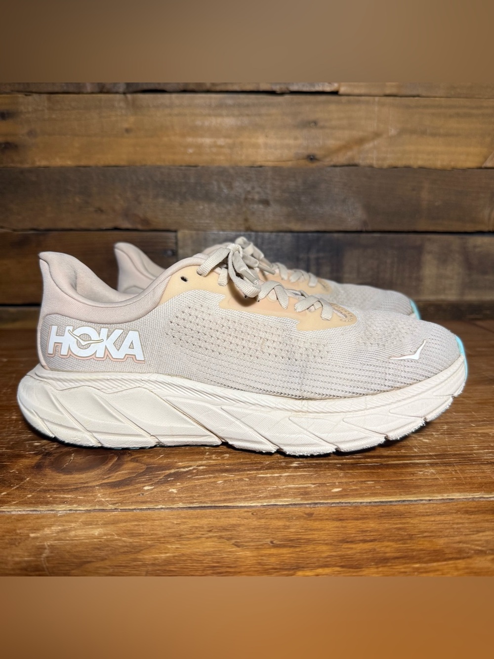 HOKA Arahi 7 Women’s 8 Vanilla/Cream Running Shoes - Picture 2 of 13